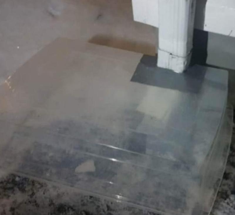 Bac installé à l'envers (sans couvercle) avec trou fait pour passer la gouttière.