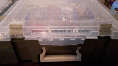 Snaps on top layer control closure of both upper and lower compartments