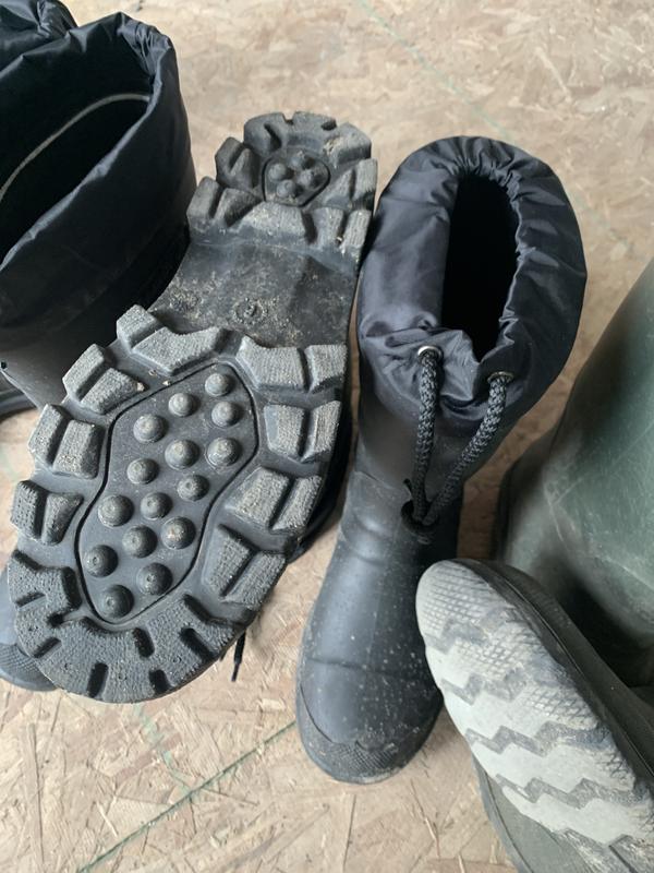 Excellent year round grip, tight seal at top of boot keeping you warm and dry.