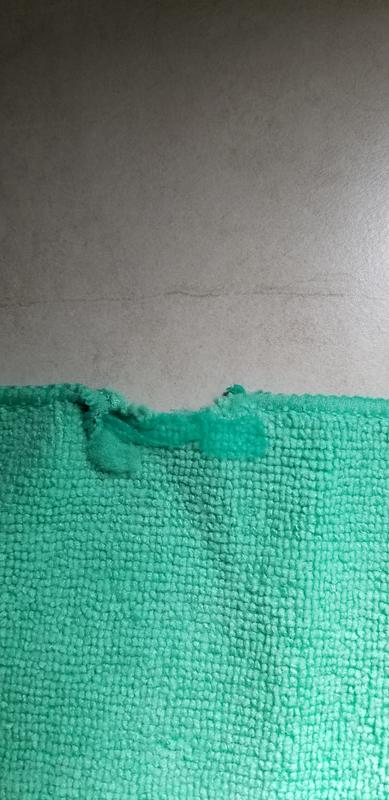 Défauts sur 2 chiffons différents mais jusqu'à présent, ne s'effilochent pas malgré l'utilisation et le lavage.