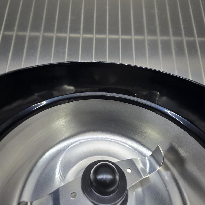 Protruding lip that traps particles underneath