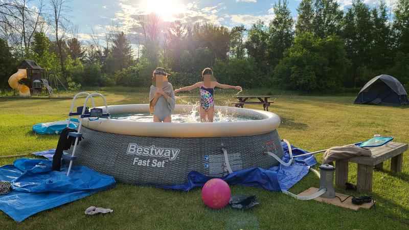 Kids enjoying pool - illustration of depth