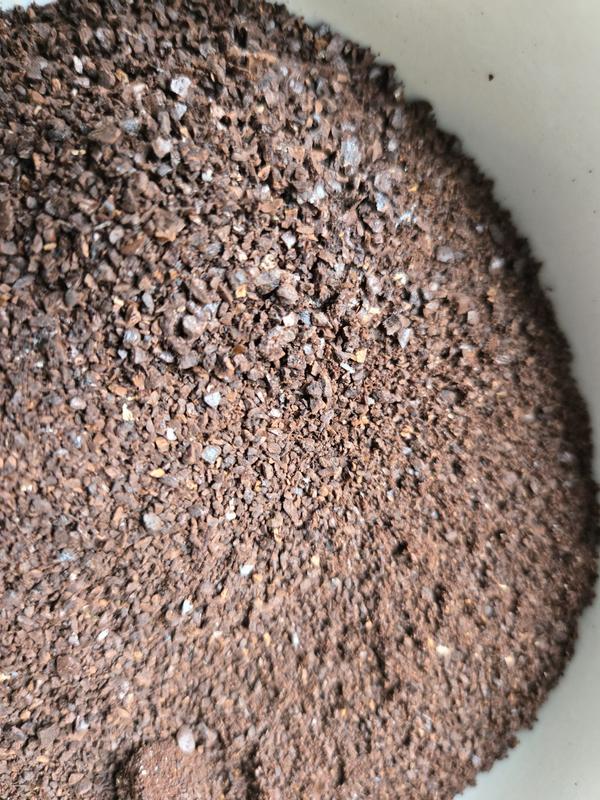 comparaison entre mouture Bodum grossier et Braun plus fin. Marc de café Bodum et Braun