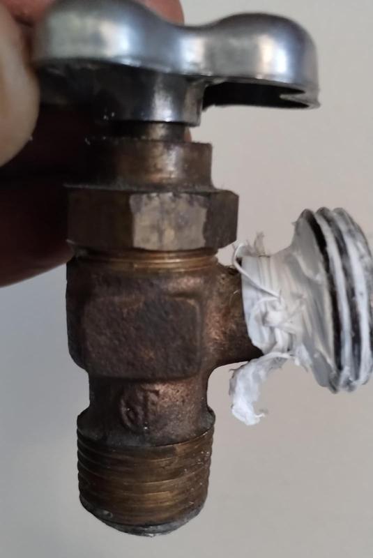 Le vieux robinet enlevé