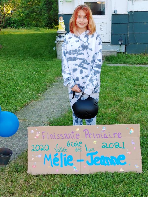 Ma fille avec son casque. Dommage qu'elle ne l'ai pas sur la tête. Elle le trouve tout simplement parfait.