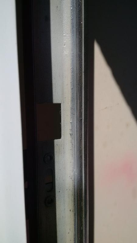 Grease appearance: present on upper 2/3, absent on lower 1/3.