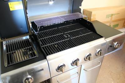 Nice stationary top rack, lots of cooking space and shelving space, flippable infrared side burner for boiling or steaks!