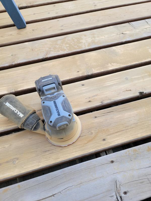 Maximum 20v sander: Lots of loose dust on the working area and the tool after sanding for about an hour.