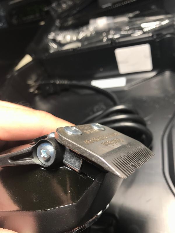 Chipped tooth of the blades and the chipped dulled edge