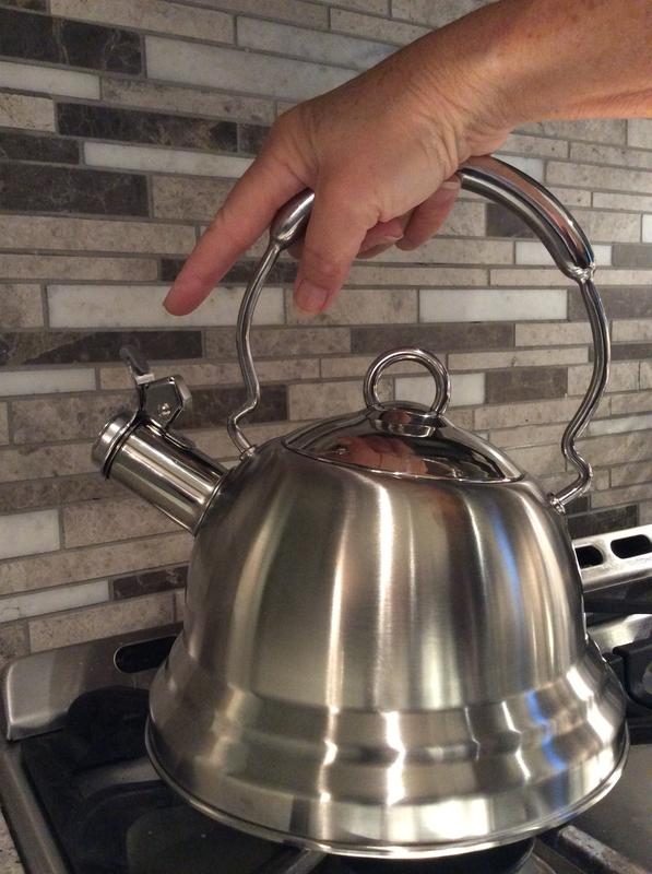 Cant open spout when holding handle