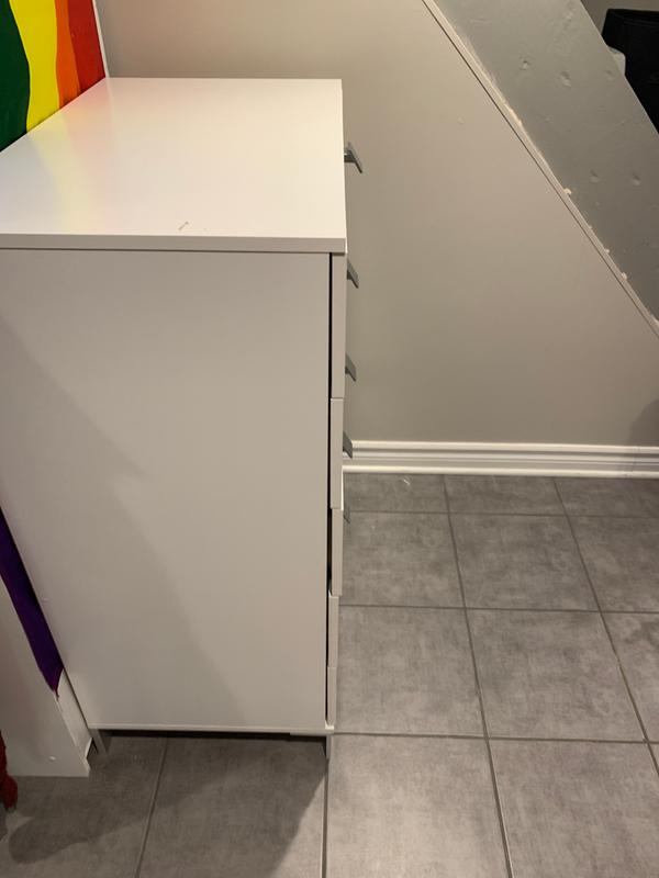 Uneven drawers from the side