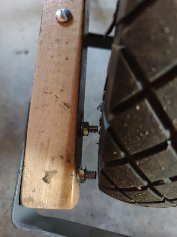 Vis dépassé et brise la roue avec le poids.