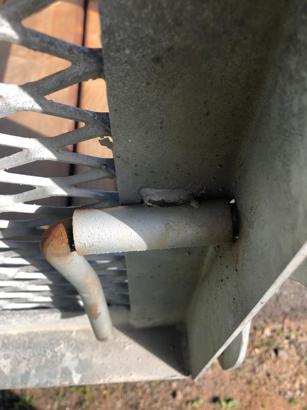 Weld is cracked on the gate