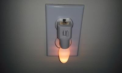 Veilleuse fonctionnelle sur prise murale.