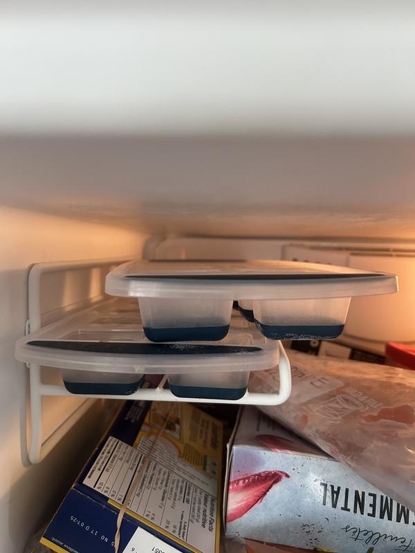 Bacs à glaçons superposés en angle car lorsque l’eau n’est pas gelée celui du dessus tombe dans celui du dessous.