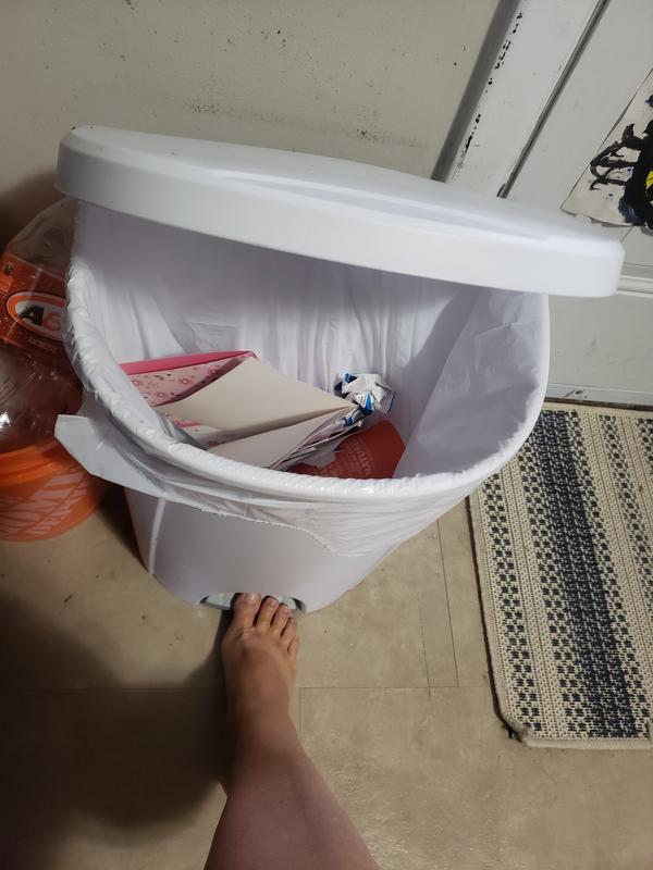 Even stepping down harder on the lever only pops the lid open this far. A hassel for me when trying to dumping garbage/food from a plate or container, with both hands occupied.