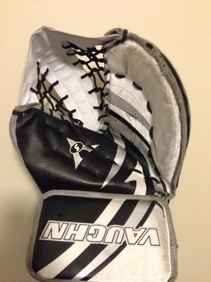 Usually the pocket stays open. Try to store the catcher like this.