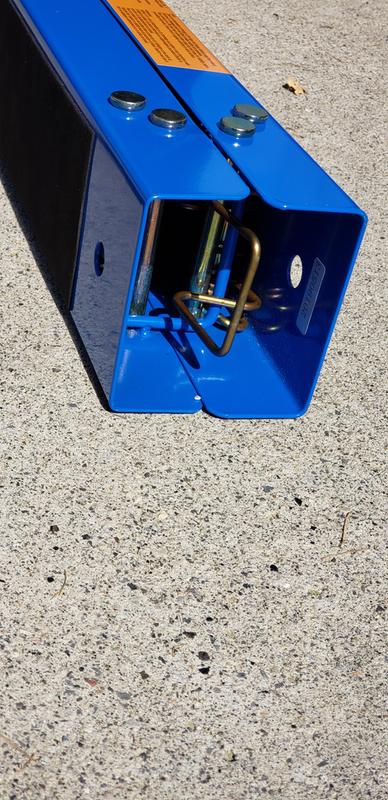 Spring clips over the metal bar on the opposite saw horse