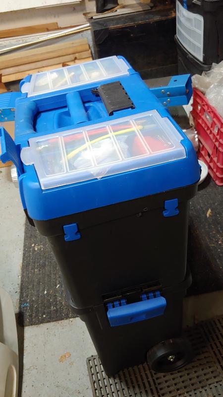 Paracord stays slide into the lid.