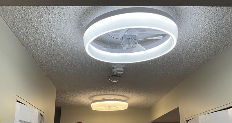 Shows different light colours.