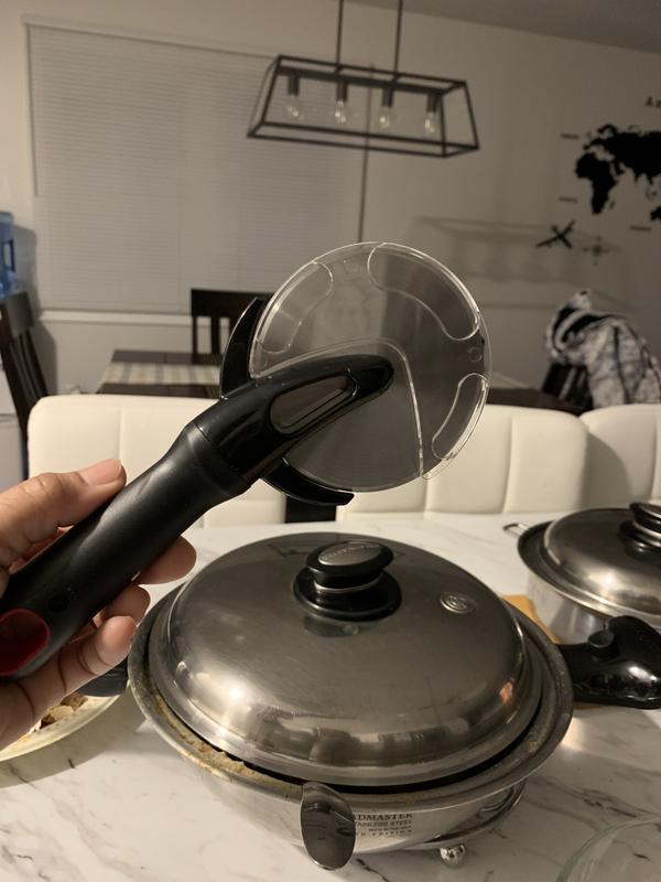 Handy pizza cutter