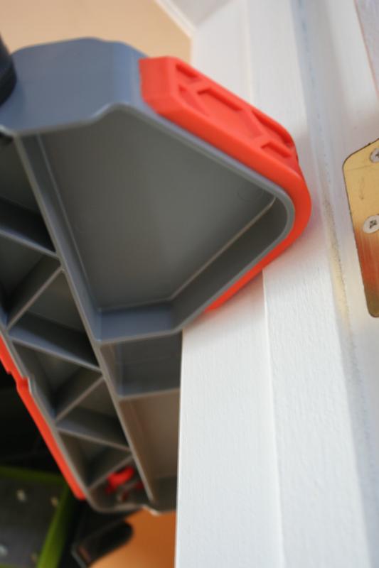 Easily and securely fits into the door jam.