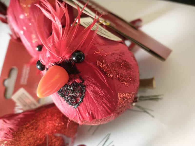 It has glitter instead feathers