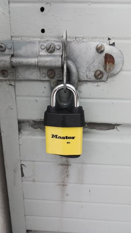 sur la porte du garage