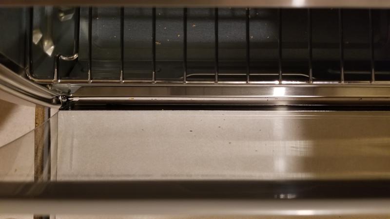 espace entre la penture de la porte et le four