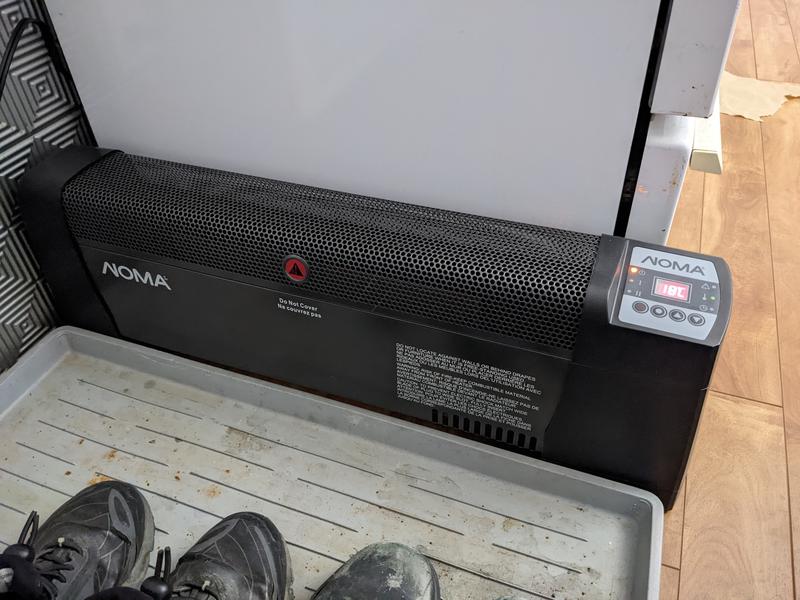 Lumière de contrôle assez lumineuse, si vous l'utilisez dans une chambre a coucher, je vous conseille de couvrir le panneau de contrôle sans couvrir la grille de chaleur bien-sûr.