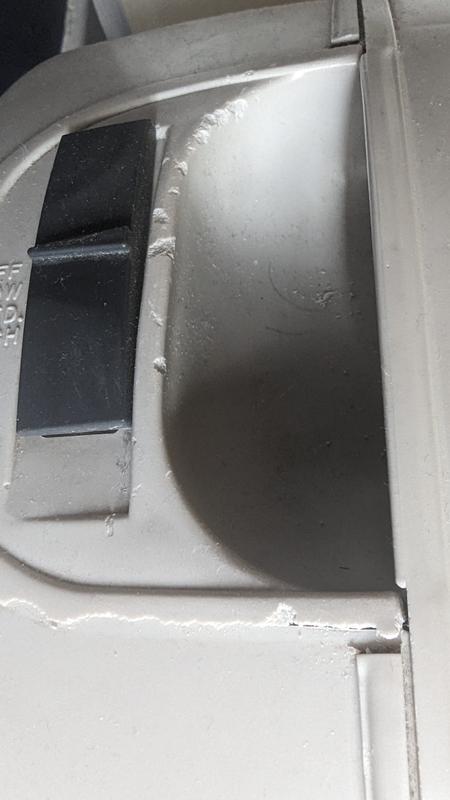 plastique friable avec les années  (un peu moins de 10 ans)