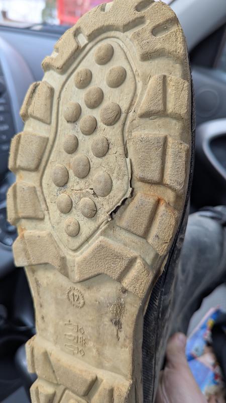 A crack in the sole appeared after only 5-6 weeks