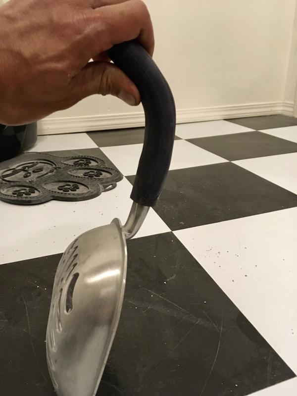 the soft rubber handle just flexes.