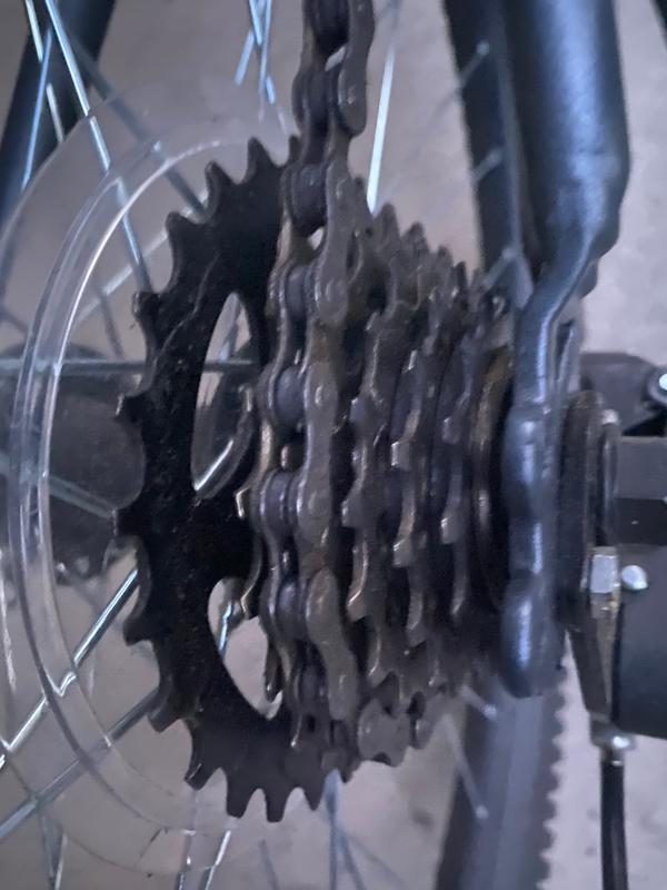 The 7th gear cassette broke and fall down in road ,In the photo u will only see the remaining 6 cassettes at rear