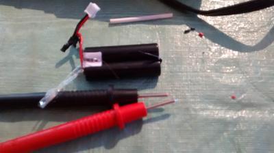 Connecteur de l'ancienne pile resoudé à la nouvelle pile avec gaine thermorétractable.