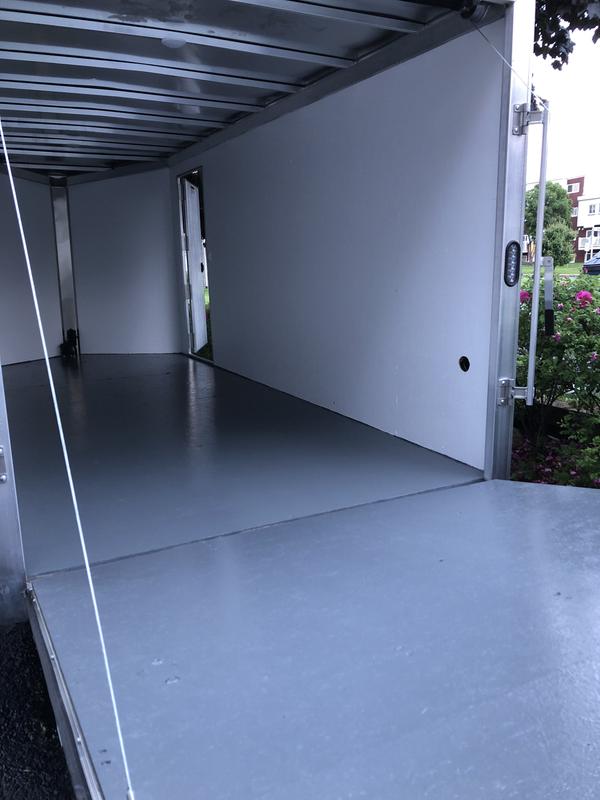 J’ai peinturé le planchés en gris et en est été très contente j’aurai aimé avoir se produit aussi dans le blanc peux que sa viendra je le souhaite bonne peinture à vous aussi