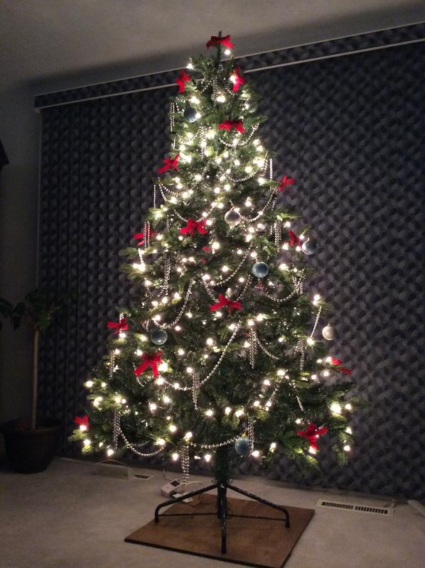 NOMA PreLit Kensington Christmas Tree with Tree Stand, 450