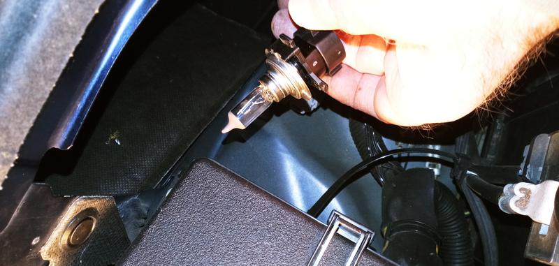 The lamp should plug into a socket with a 3-point turn-and-lock retainer