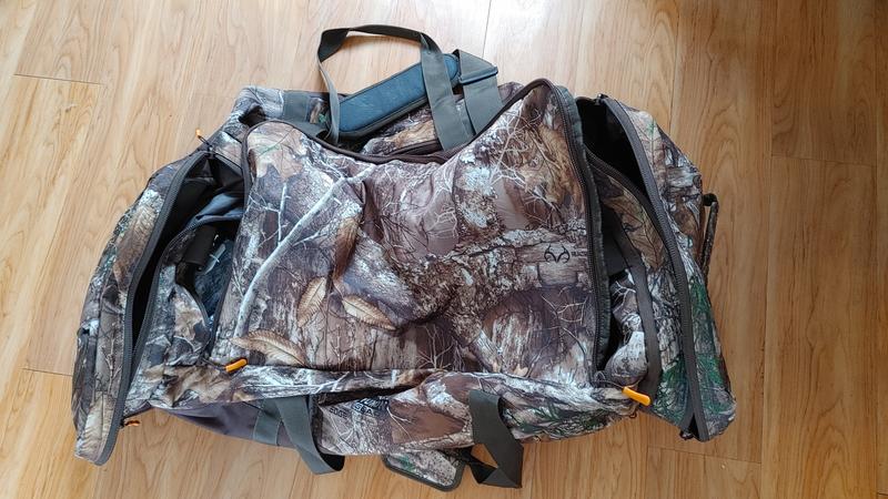 Très grand sac, beaucoup d'espace centrale ainsi qu'un filet dans le rabat au centre.