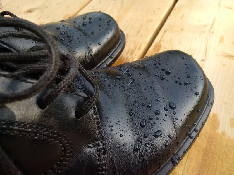 Sprayed ankle boots; after drying (2).