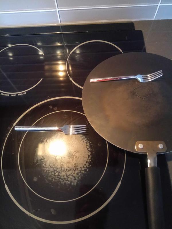 Notice the size of burn matches the size of the discolouration of the pan