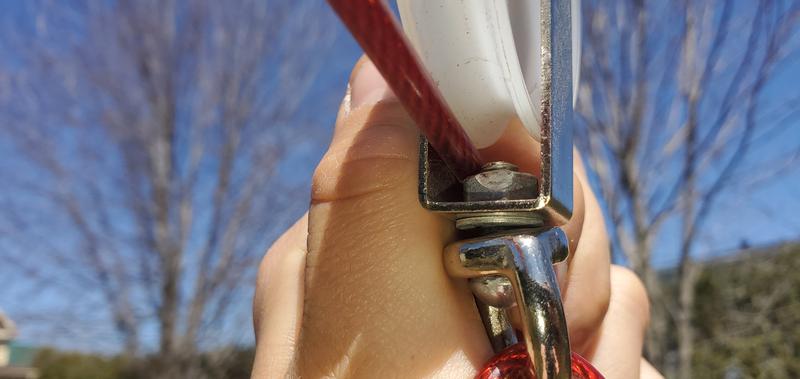 Le cable se bloque entre l'écrou et le boulon.