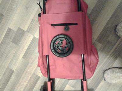 Voici la roue le centre a cassé trente secondes après que j'ai commencé à marcher.