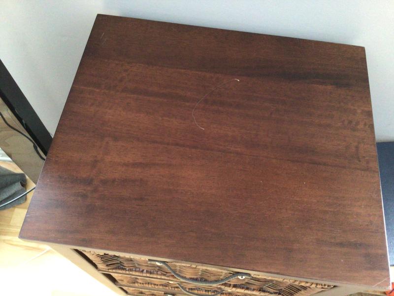 Égratignures au centre et en haut à droite après quelques jours d’utilisation.