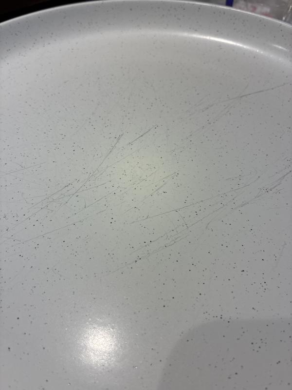 Marque des ustensiles au fond des assiettes