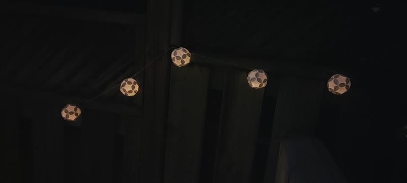 Photo 1 and 2 show the defective chain while photo 3 shows the chain that lights up properly. Looks like the solar charger does not get charged sufficiently during the day for the chain to light up at night.