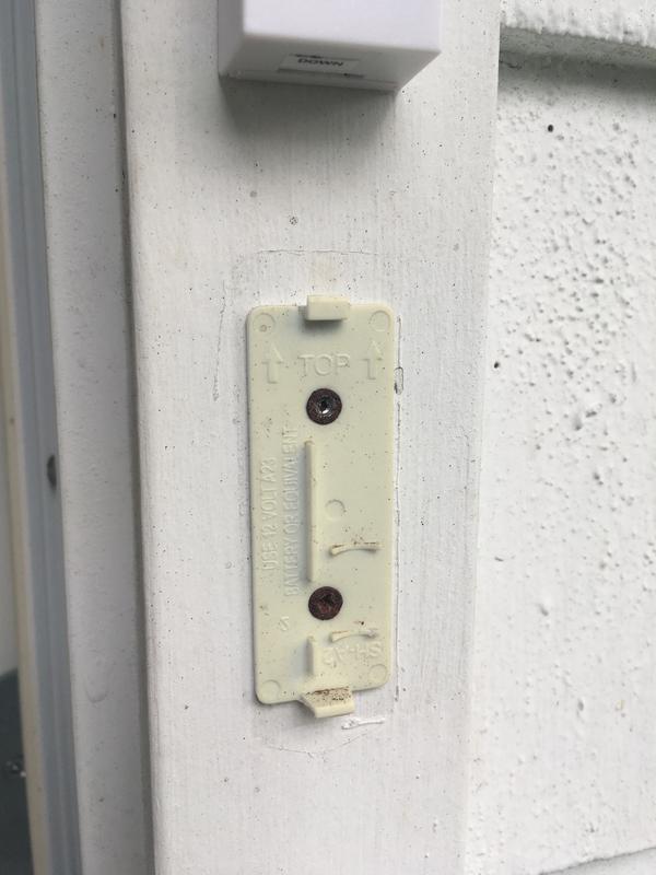 oh, that’s the old mounting plate from some previous button with stripped screw heads