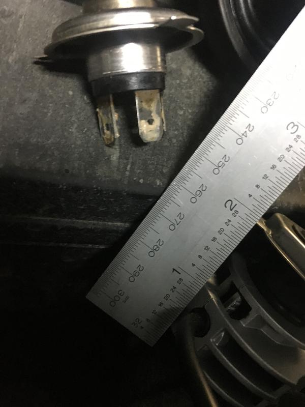 Heatsink sticks out 3/4” from behind the bulb