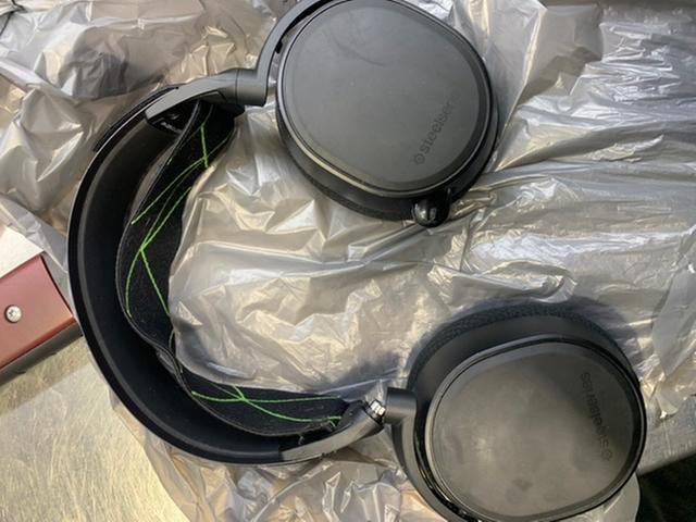 Note the lower ear speaker