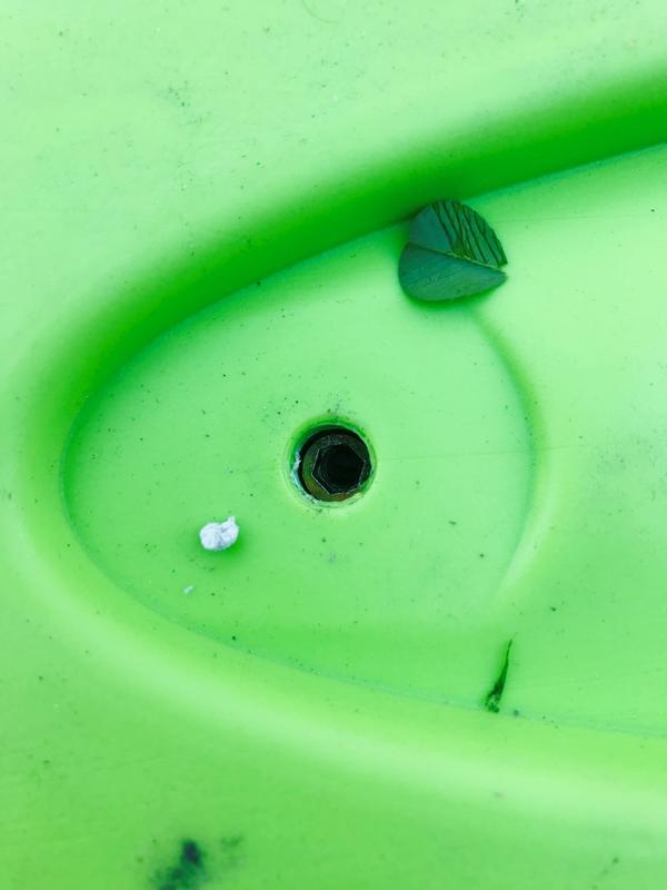 Impossible de visser l'aileron, la pièce dans laquelle on visse est renfoncée dans le plastique !